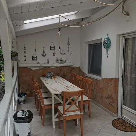 Majusfa Apartman Балатонсарсо