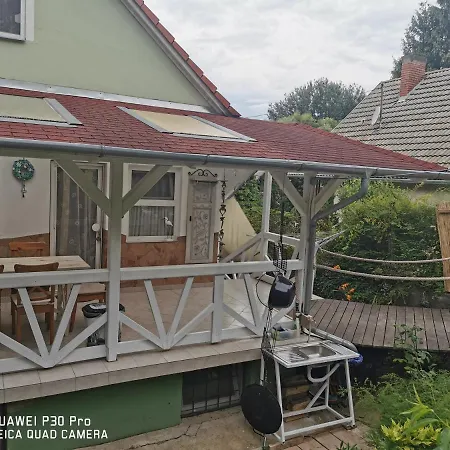 Majusfa Apartman Балатонсарсо