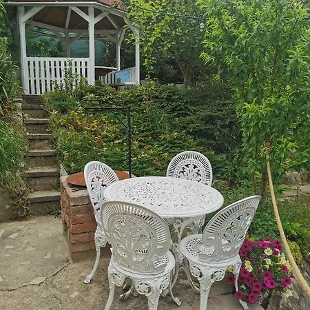 Majusfa Apartman Апартаменты